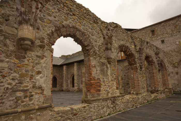 Arcos interiores de la galería oeste del claustro del monasterio de Carracedo